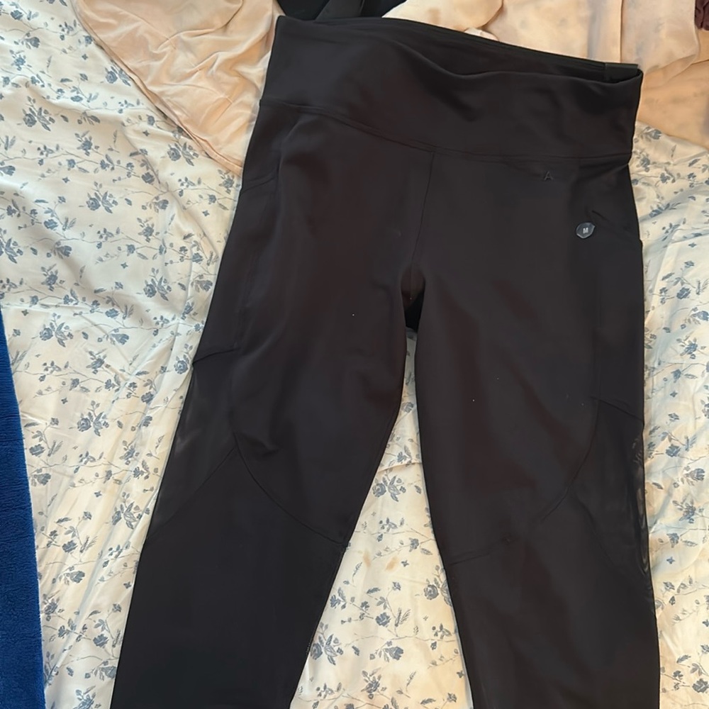 Crop mesh panel, scallop leggings